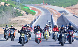 Naik Motor Bareng Artis Nasional Jokowi Tinjau Jalan Tol IKN